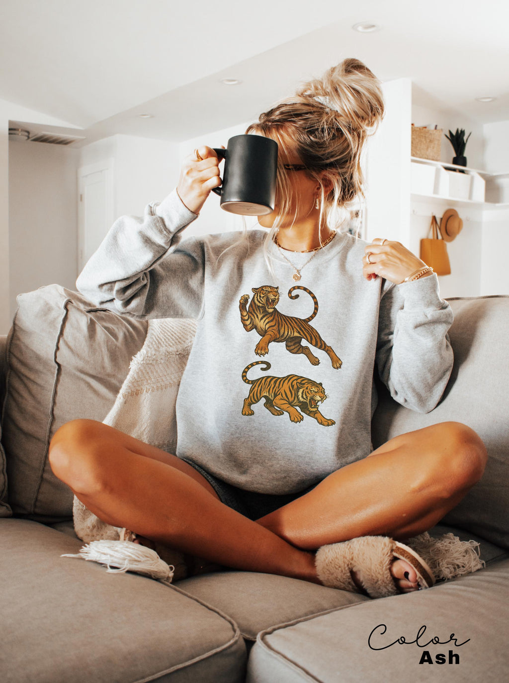 Retro Tiger T-Shirt Sweatshirt, 90s Animal Gift for Tiger Lover, Vintage style Tiger Wild Cat Shirt retro Jungle Safari Tiger Graphic Tee