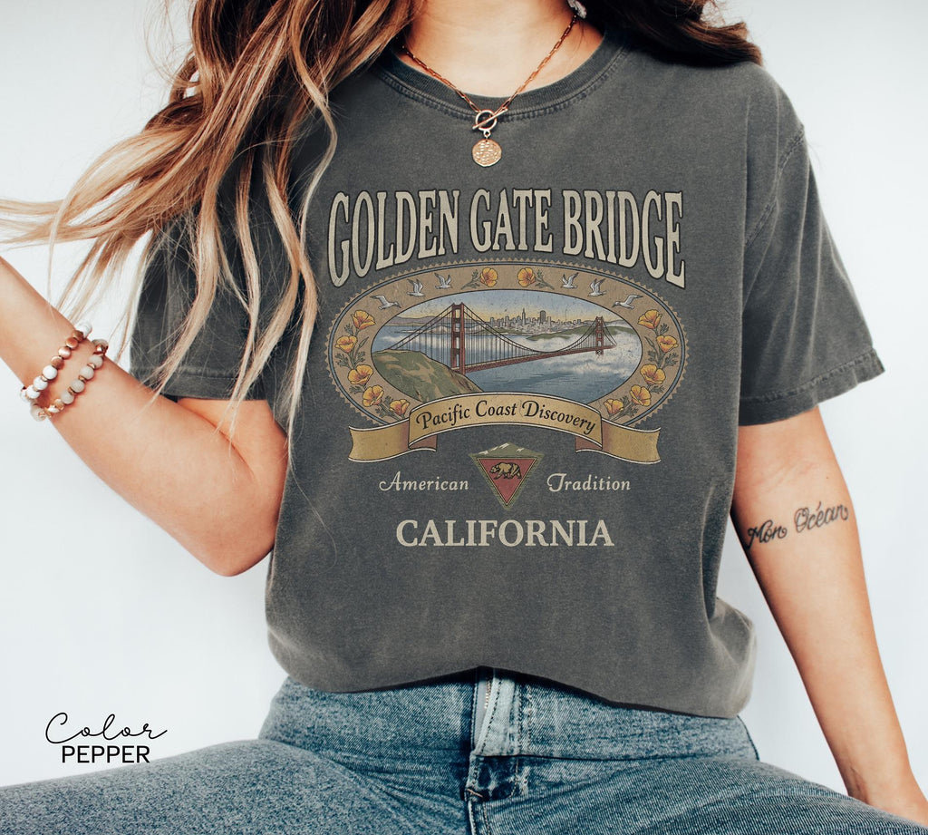 Retro California 90s Style Vintage T-Shirt with Golden Gate Design