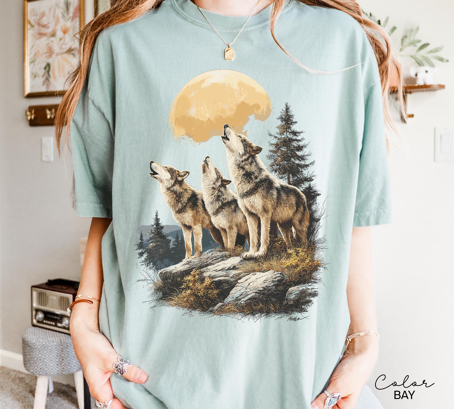 Wolf 90s Moon T-Shirt, Nature Vintage Wildlife Forest Crewneck, Wolf Moon, Cabincore Crewneck Cozy Season Rustic Wolves, Nostalgia