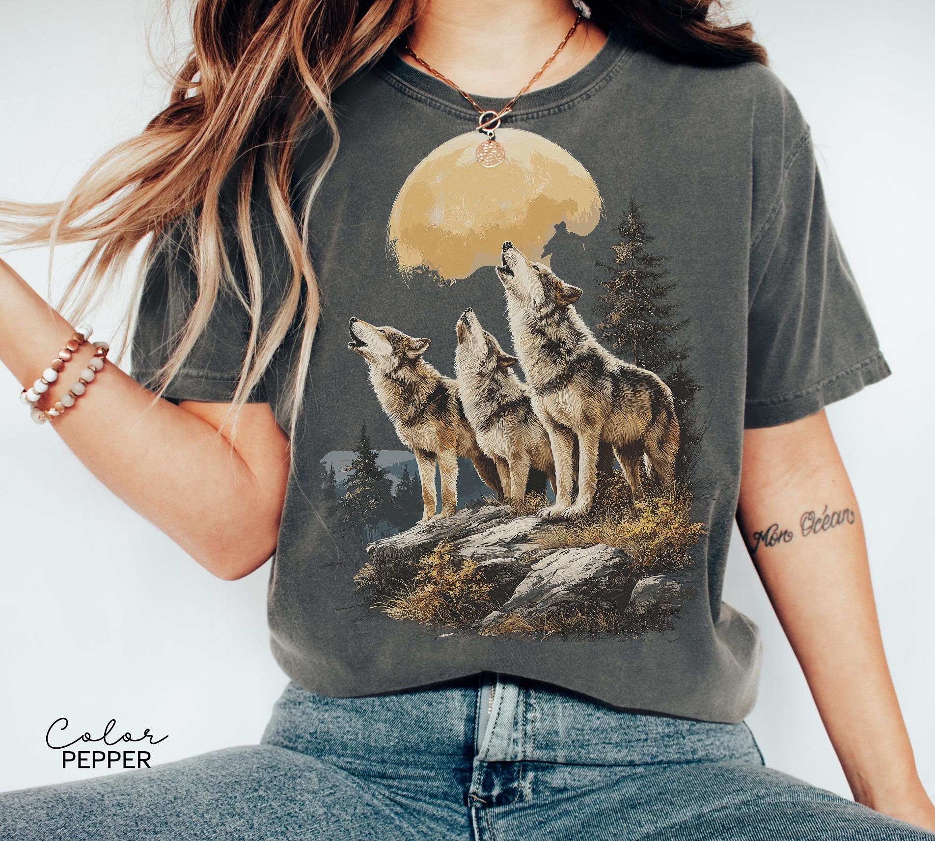 Wolf 90s Moon T-Shirt, Nature Vintage Wildlife Forest Crewneck, Wolf Moon, Cabincore Crewneck Cozy Season Rustic Wolves, Nostalgia