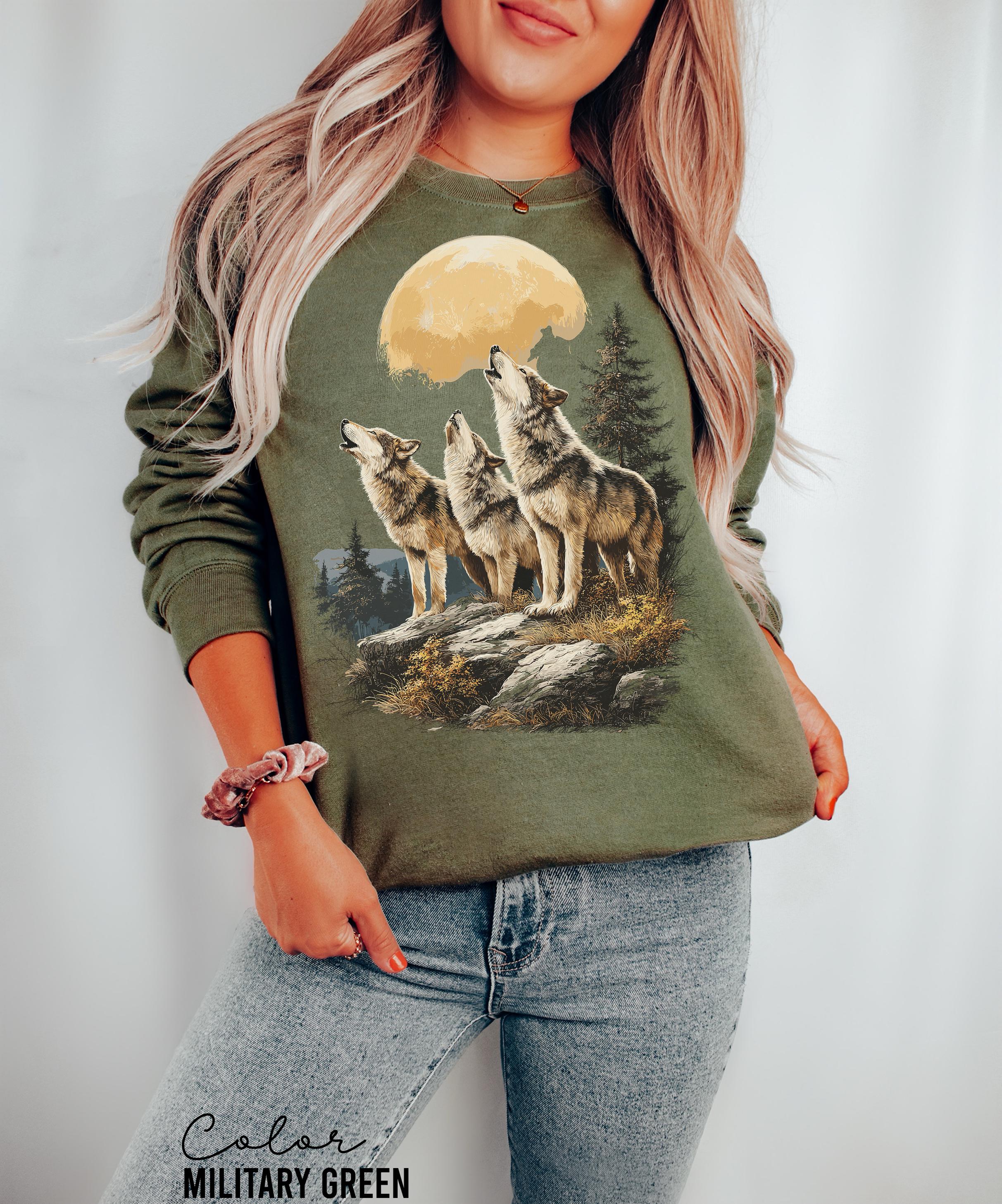 Wolf 90s Moon T-Shirt, Nature Vintage Wildlife Forest Crewneck, Wolf Moon, Cabincore Crewneck Cozy Season Rustic Wolves, Nostalgia