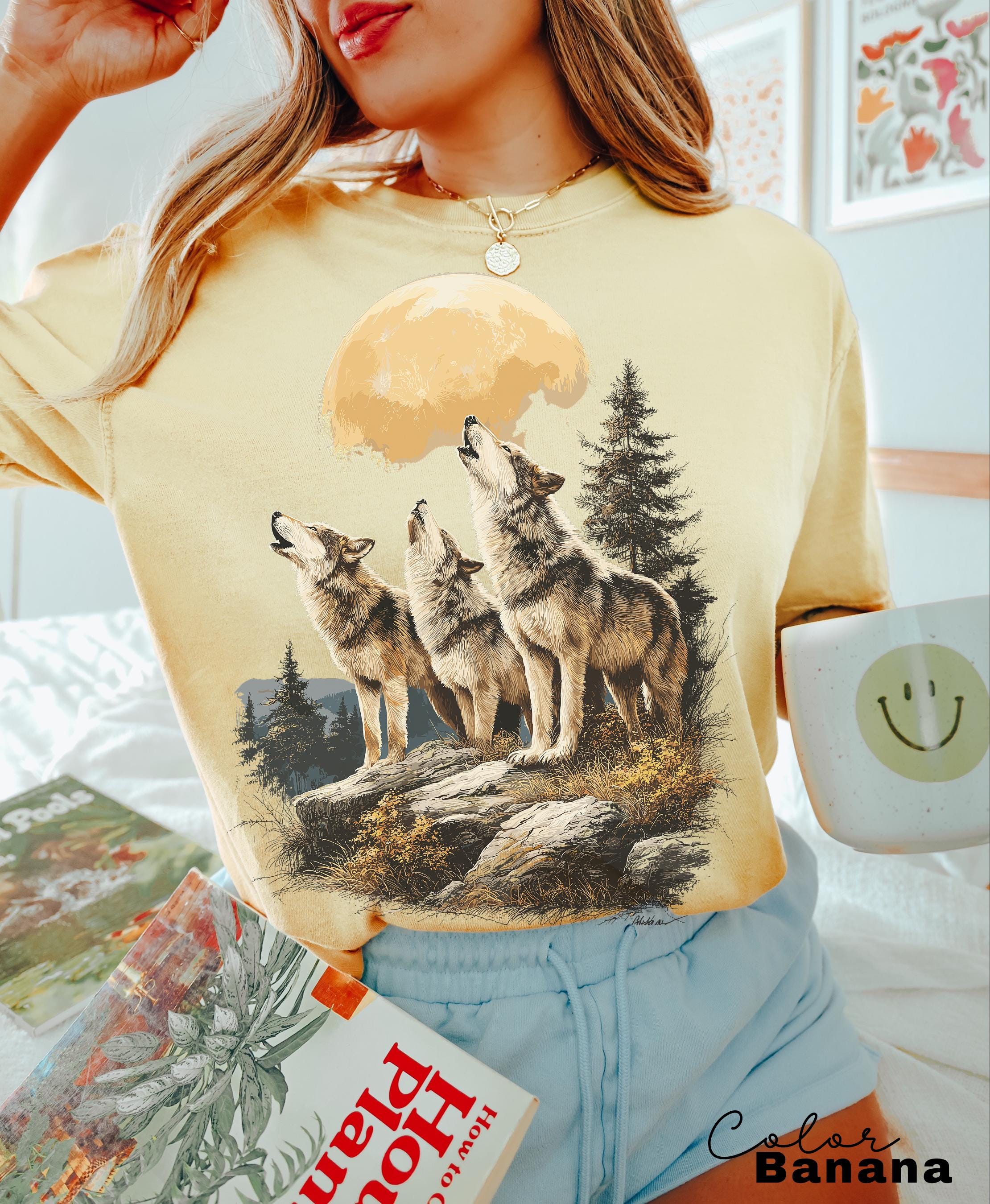 Wolf 90s Moon T-Shirt, Nature Vintage Wildlife Forest Crewneck, Wolf Moon, Cabincore Crewneck Cozy Season Rustic Wolves, Nostalgia